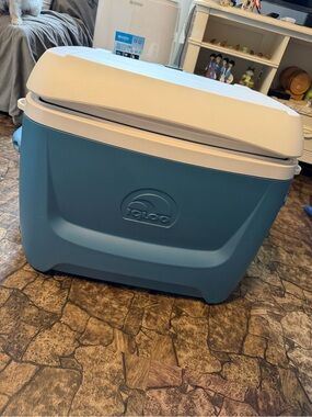 Igloo Two-Tone Blue Cooler with White Lid